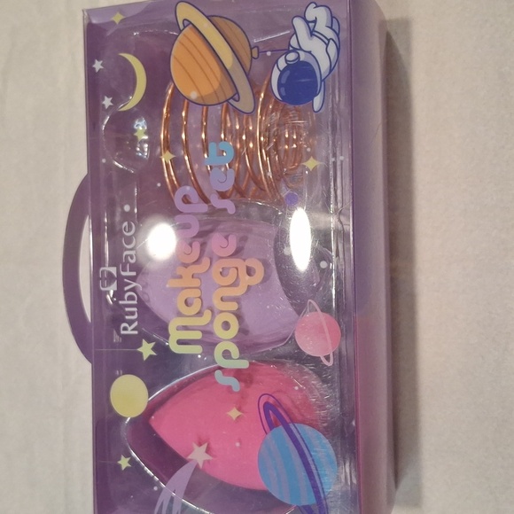 Colorful Makeup Sponge & Accessory Set - Picture 2 of 5